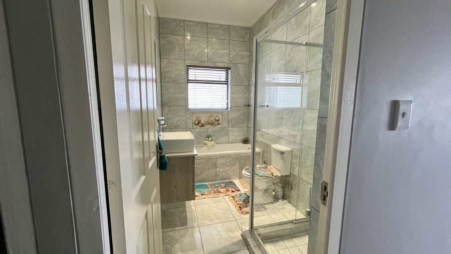 2 Bedroom Property for Sale in Hoogland Western Cape